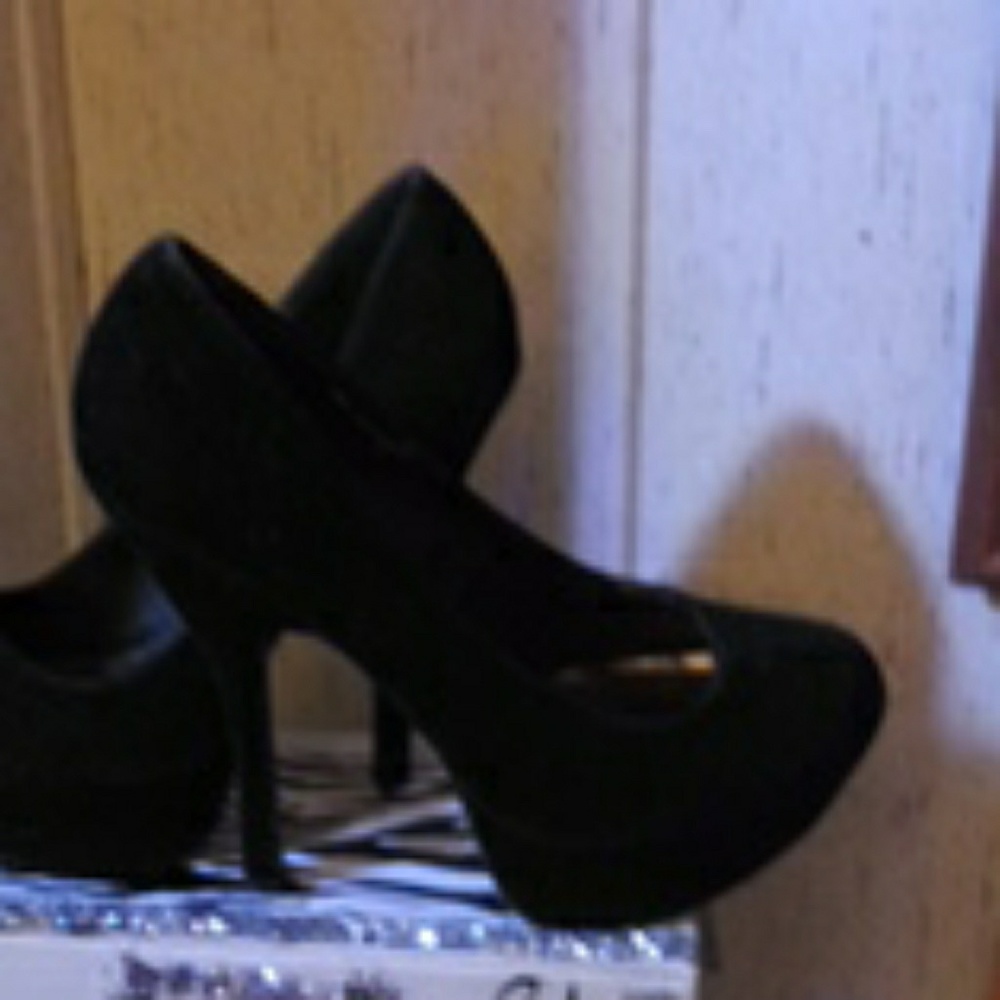 Heels - Picture 2 of 2